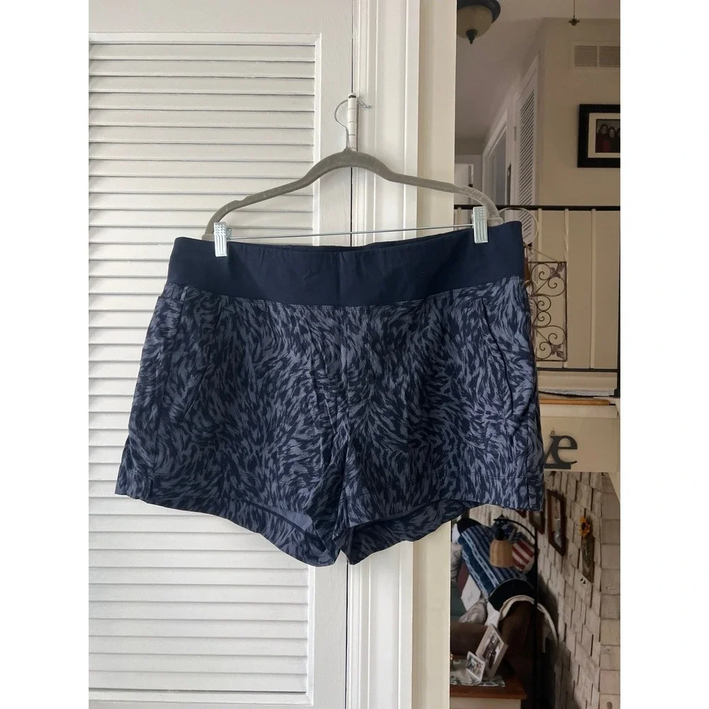 Athleta‎ Trekkie North Printed shorts in the Navy Swirl or Lynx Navy women's 18